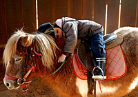 Enfant avec un poney
